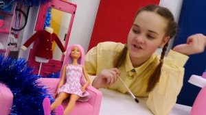 Мультики для девочек. Барби красит волосы. Играем с Барби