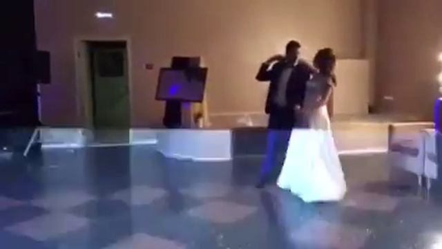 Медленный свадебный танец с элементами вальса