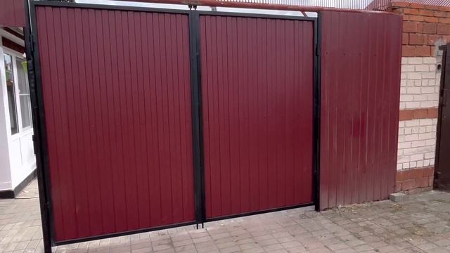 4 июня 2023 . Посёлок Октябрьский . Забор из евроштакетника и замена створок на воротах.