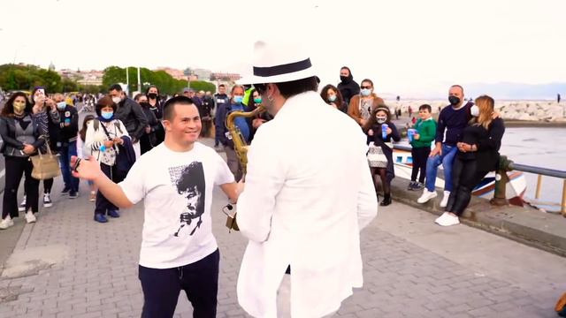 Daniel VILTAX sax cover dance monkey saxophone Italy street performance