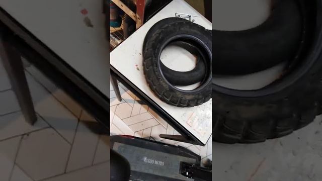 kugoo m4 pro. электросамокат.Как установить литое колесо(шина без камеры) смотреть онлайн