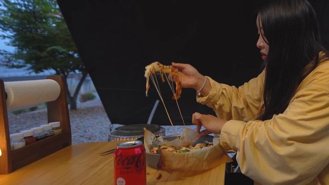 조용한 강가에서 빗소리 들으며 나홀로 카라반캠핑 | 난로오븐요리 해먹기 | 수제피자, 수제굽네치킨 смотреть онлайн