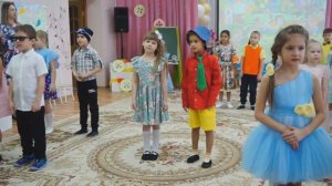 Дорогие бабушки и мамы  поет Даша