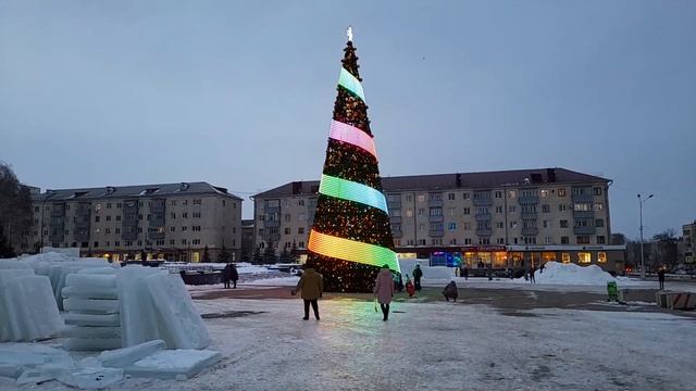Строительство ЛЕДОВОГО ГОРОДКА в г. Ишимбай. Мы одни из первых прокатились на горке. смотреть онлайн