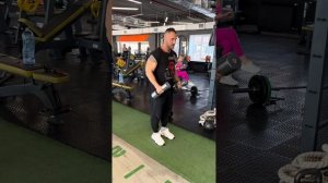 Молотки стоя с гантелями