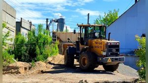 Работа погрузчика по заполнению бункеров на бетонном заводе