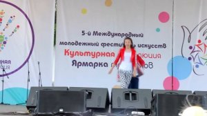 "Не пойду я в школу" (авт. М. Зевина),  дуэт Катя и Медведь