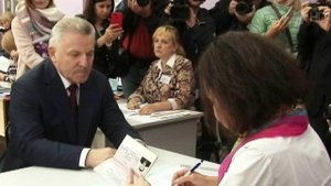 Действующий глава Хабаровского края Вячеслав Шпорт предложил своему сопернику работу в региональн...