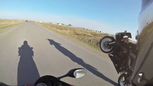 CBR1000RR VS Yamaha R1 Wheelie - Rapapam.mp4