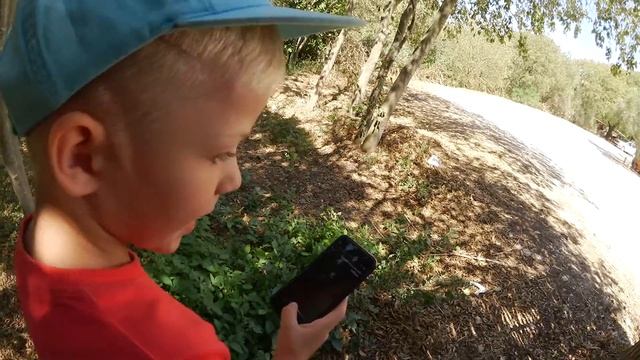 Ребенок задает вопросы Siri смотреть онлайн