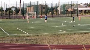 Тренировка юных футболистов.