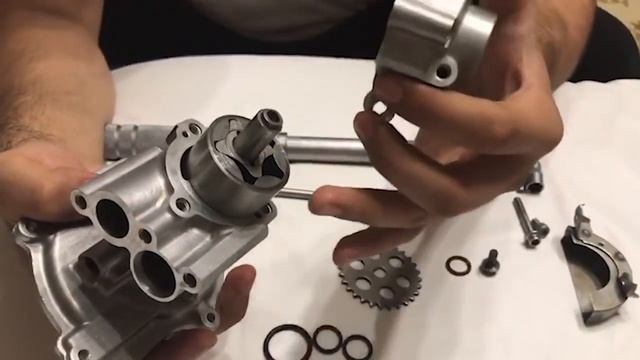 Сборка и проверка масляного насоса Yamaha R1 1998-2003 / Assembling and checking the oil pump смотреть онлайн