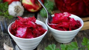 КВАШЕНАЯ КАПУСТА СО СВЕКЛОЙ.
