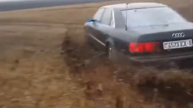 Audi A8d2 Quattro в действии на поле