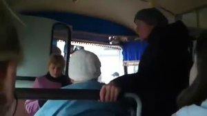 Бабки подрались за место в автобусе ржака