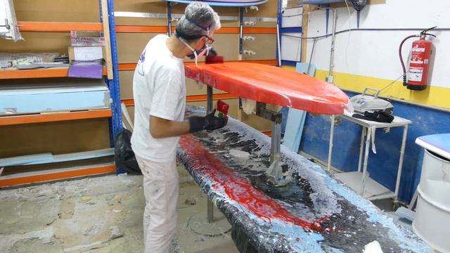 Tutorial tabla de surf. Laminado en resina tintada 1ª parte. Video IV. смотреть онлайн
