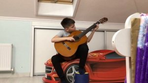 Играю на гитаре пьесу ,, Паук и Мухи ‘’