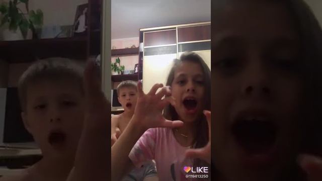 ШОК!!! Целуются!! Брат и сестра смотреть онлайн