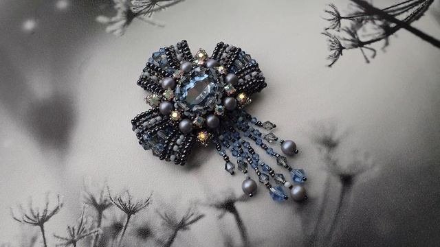 Брошь бант из бисера, страз и кристаллов