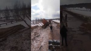 лесовоз Вольво завалился на бок