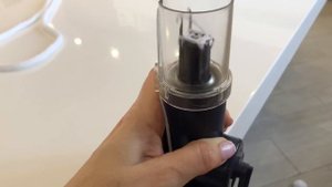 Вяжем шнурки на специальной машинке.