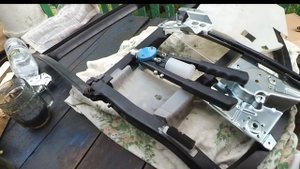 Ауди А4 Б5: замена механизма электростеклоподъемника в задней левой двери.