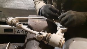 Снимаем пыльник и фиксирующее кольцо с пыльника шаровой опоры