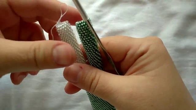 Процесс вязания браслета