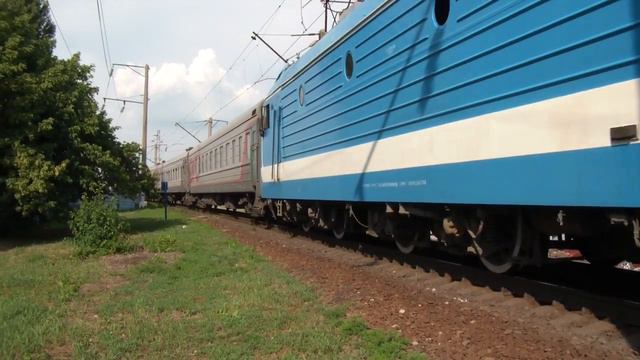 ЭП1М-400 с поездом №311 Воркута — Новороссийск смотреть онлайн