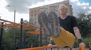 Угол в упоре на брусьях