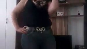 Женщина которая танцует)))