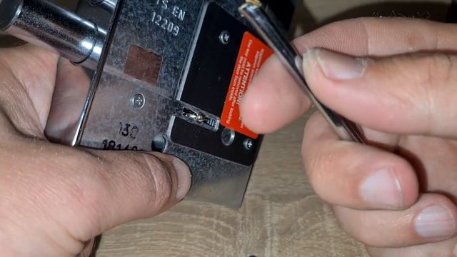 Как вскрыть бордер с защитной шторкой закрытый изнутри.