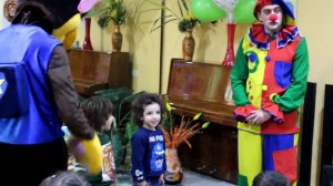 С Днем Рождения, Мика !!!  Нам уже 4 года. Клоун и Гонщик пришли поздравить нас. Детский сад.