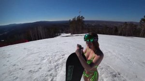 Зимний экстрим: катание на сноуборде в купальнике