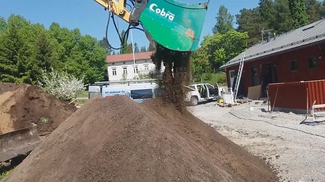 АНАБУ: Просеивающий ковш Cobra S 3-150 просеивает и смешивает песок и грунт смотреть онлайн