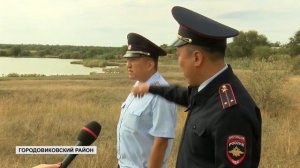 В Калмыкии оперуполномоченный полиции спас из пруда тонущую девушку. 2022 г.