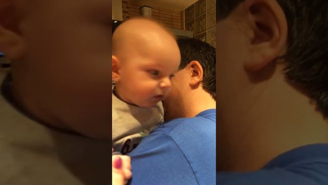 The baby sneezed Младенец чихнул Miminko kýchlo 宝宝打个喷嚏 재채기 한 아기 くしゃみをした赤ちゃん