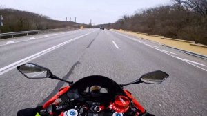 Езда по трассе на мотоцикле под хорошую музыку.