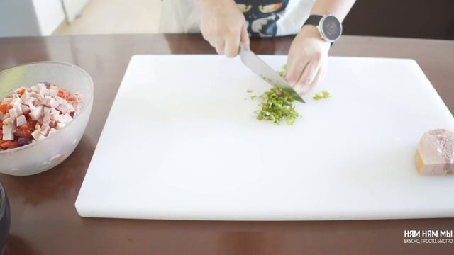 САЛАТ С ФАСОЛЬЮ И КОЛБАСОЙ смотреть онлайн