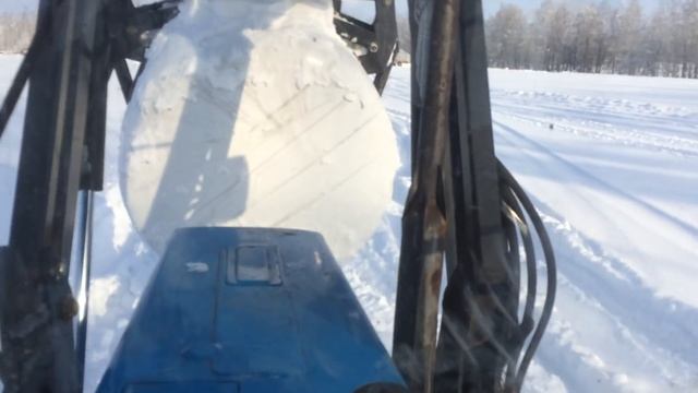 Раздача рулонов сенажа в кормушки смотреть онлайн