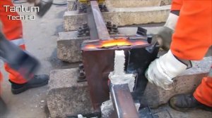 Процесс технического обслуживания железнодорожного пути с помощью экзотермической сварки.