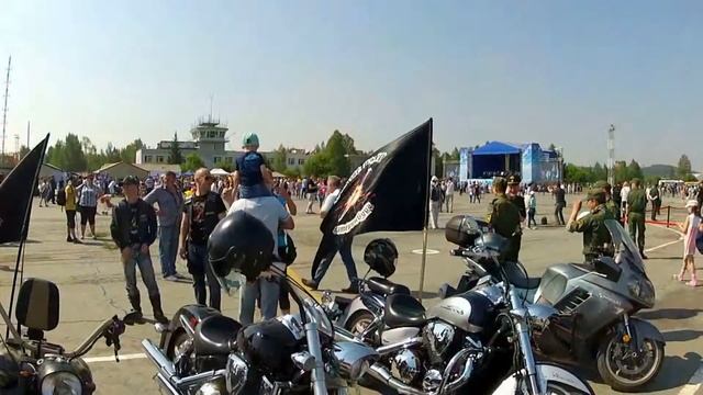 Копия видео "Видеозарисовка с праздника в аэропорту "Уктус" 28 мая 2016" смотреть онлайн