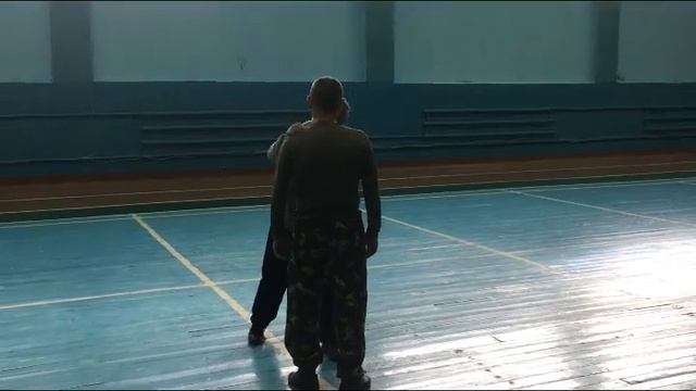 защита от удара ножом сверху смотреть онлайн