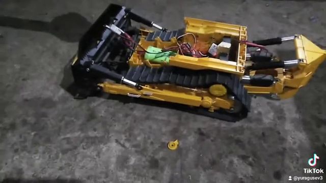 бульдозер Bruder делаем ходовую часть 1 смотреть онлайн