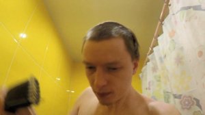 МУЖ СТРИЖЁТ СЕБЯ САМ ПРЯМ В ВАННОЙ
