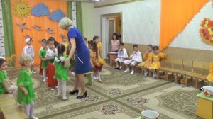 Игра "Собери фрукты и овощи"  в старшей группе на осеннем утреннике 2017