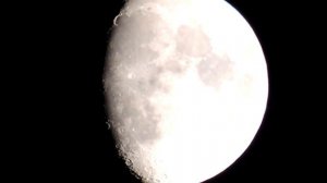 НЛО пролёты около поверхности луны.UFO spans around the moon's surface!