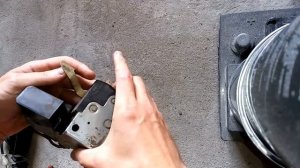 Как открыть дверь на BMW e34 с болтающейся ручкой.
