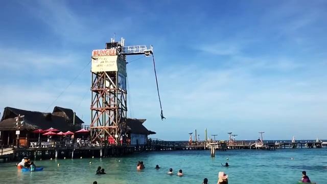 Прыжки в воду в Канкуне на пляже Тартугас #Cancun beach tartugas 2016 смотреть онлайн