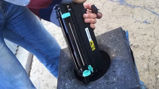 Очистка бункера отработанного тонера у принтеров Kyoсera FS-1128, 1135, 1028 и подобных смотреть онлайн